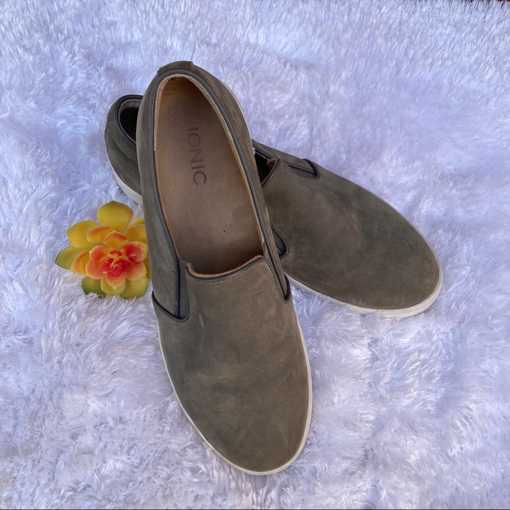 VIONIC SUEDE SLIP ON SHOES SIZE 8.5.
